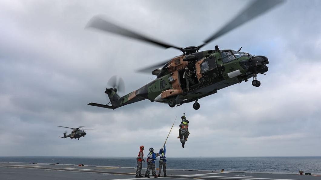 澳洲軍方直升機演習迫降外海。（圖／翻攝自澳洲海軍官網）