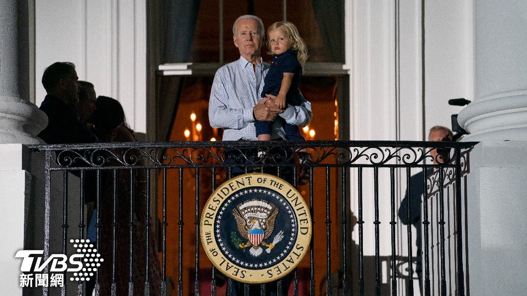 總統拜登抱著最小孫子博，在白宮參與國慶慶典。（圖／達志影像美聯社）