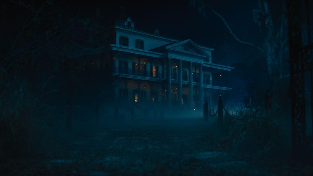 《幽靈公館》靈感來自於迪士尼主題樂園知名的遊樂景點「幽靈公館Haunted Mansion」。（圖／迪士尼提供）