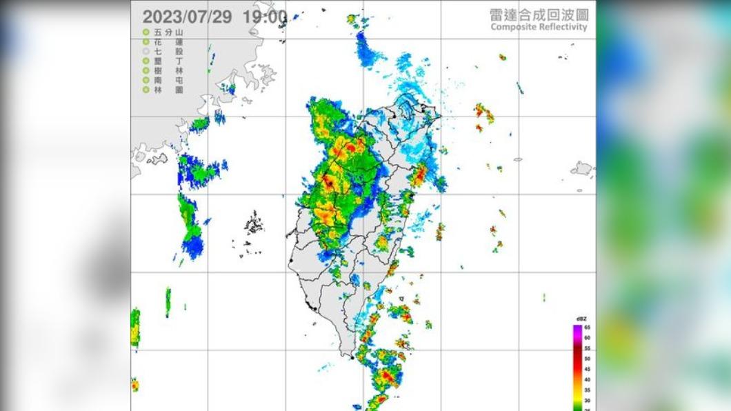 氣象局針對九縣市發布豪大雨特報，提醒民眾須留意。（圖／翻攝自報天氣－中央氣象局臉書）