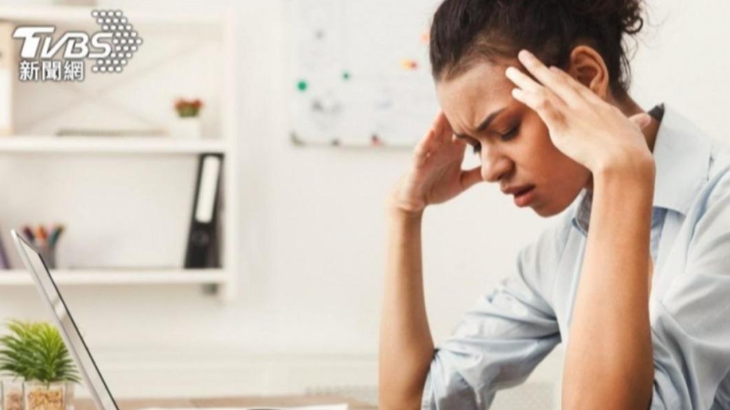 經期引發頭痛是許多女生常遇到的情形，醫師建議多食用「三高」營養素有助減緩。（示意圖／shutterstock達志影像）