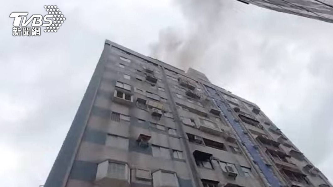 大樓頂樓廚房失火。（圖／TVBS）