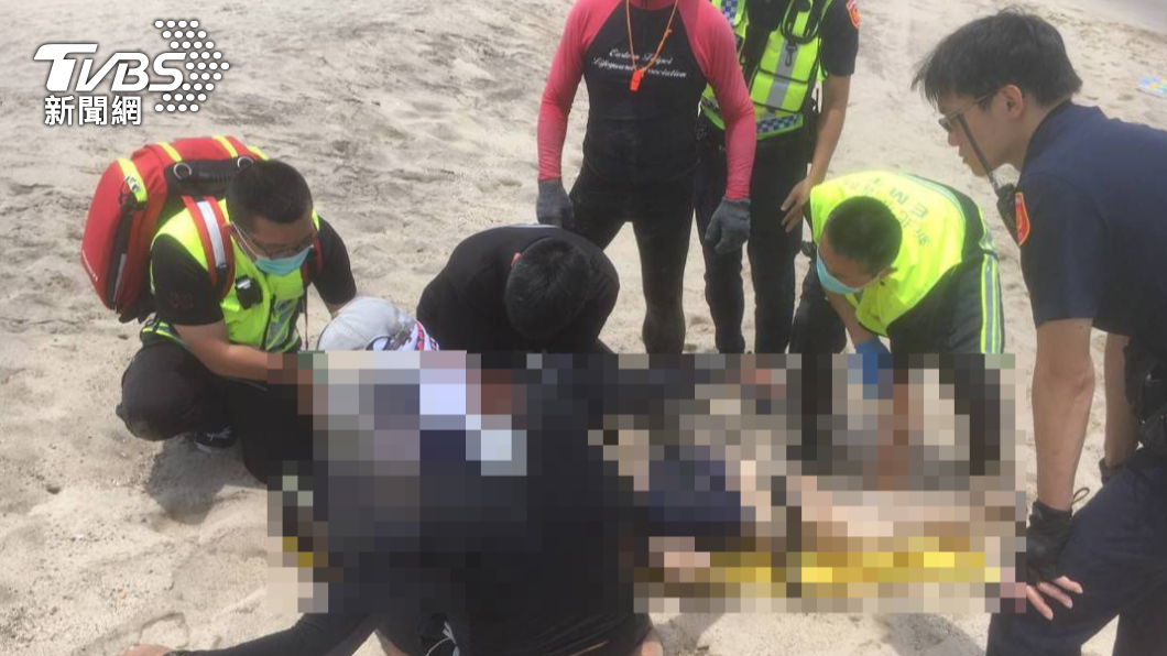 消防人員將男子救起他已無呼吸，緊急送醫搶救。（圖／TVBS）