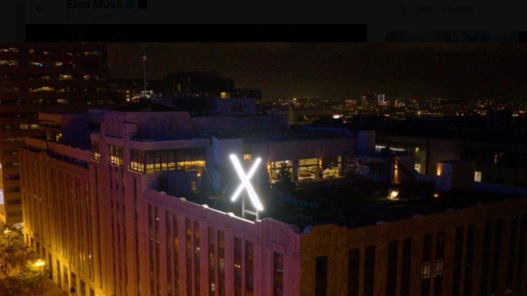 推特舊金山總部豎立巨大X標誌，在夜空中閃閃發亮。（圖／翻攝自ELON MUSK推特）