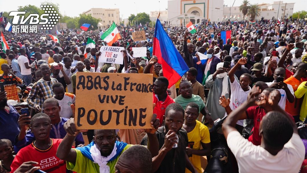 尼日民眾示威，不少人手舉俄羅斯國旗。（圖／達志影像美聯社）
