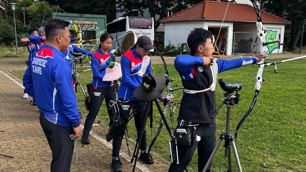 射箭反曲弓代表隊選手（從右至左）雷千瑩、郭紫穎、邱意晴移地訓練情形。（圖／體育署提供）