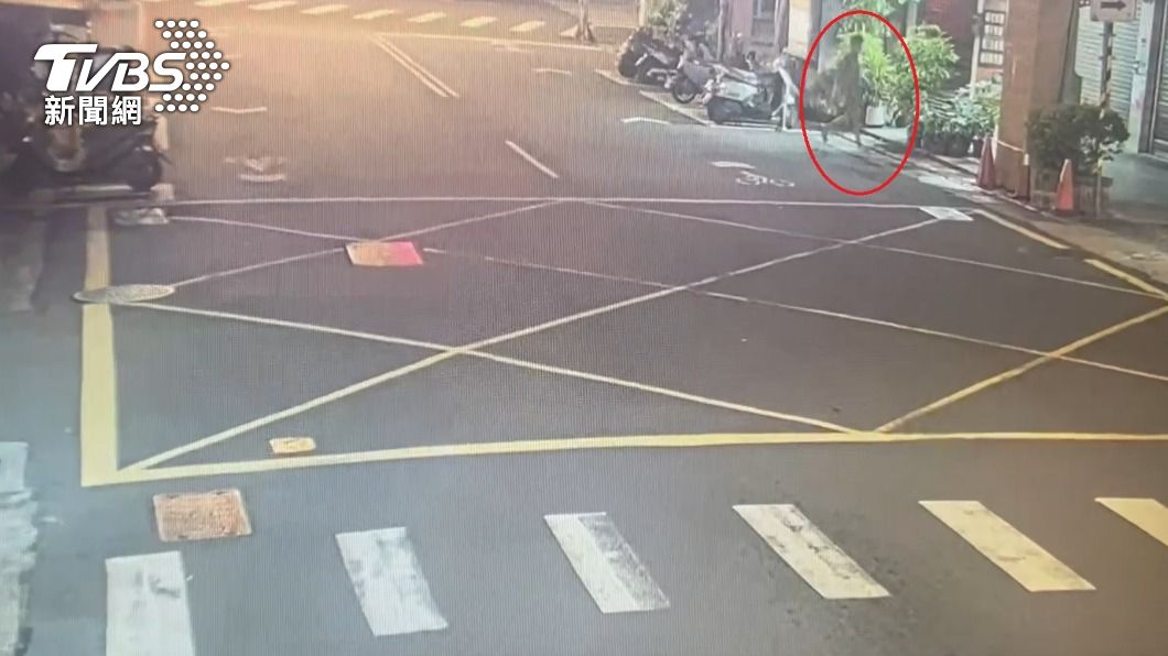 酒駕的黃男藉尿遁丟包友人，逃離現場的畫面全被拍下。（圖／TVBS）