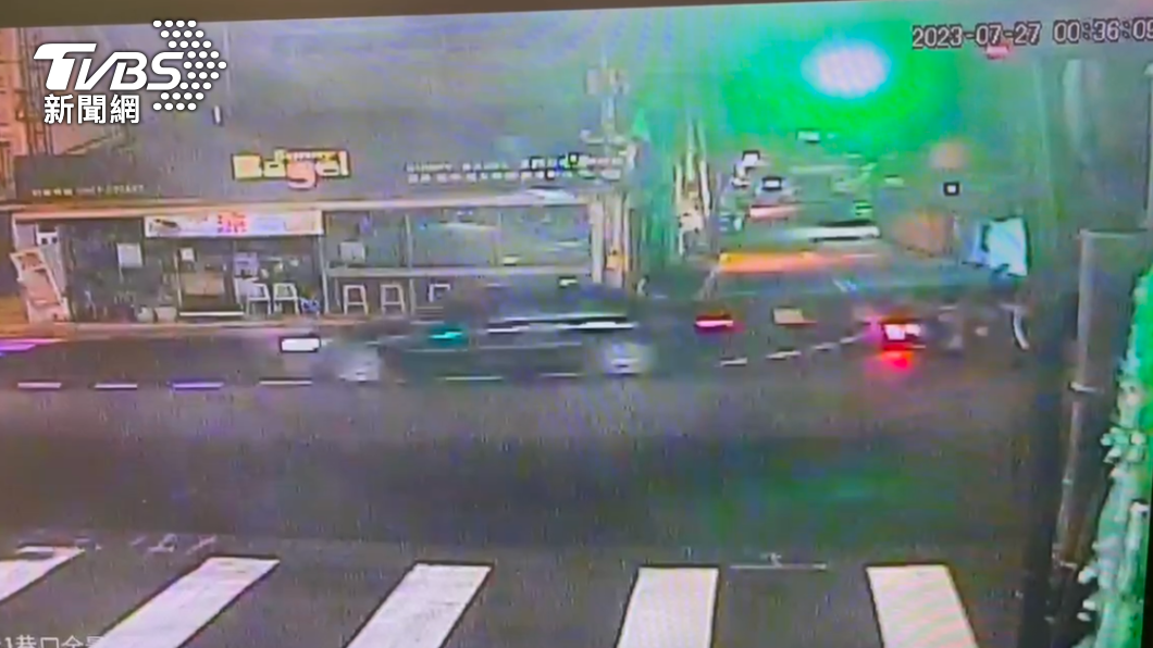 陳男闖紅燈猛撞當時一台正要左轉的機。（圖／警方提供）