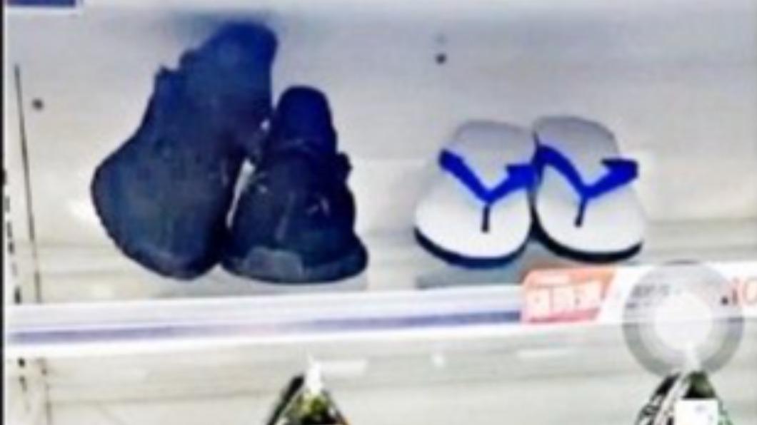 男子效仿抖音網紅，將鞋子放在超商鮮食櫃拍照上傳挨告。（圖／翻攝自臉書《靠北7-11》）