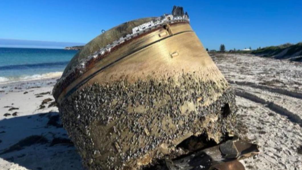 日前在澳洲西部海灘出現一個巨大的「金屬圓柱體」。（圖／翻攝自Australian Space Agency X）