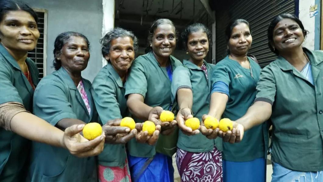 印度11名女清潔工集資買彩券竟中大獎。（圖／翻攝自BBC@ARUN CHANDRABOSE）
