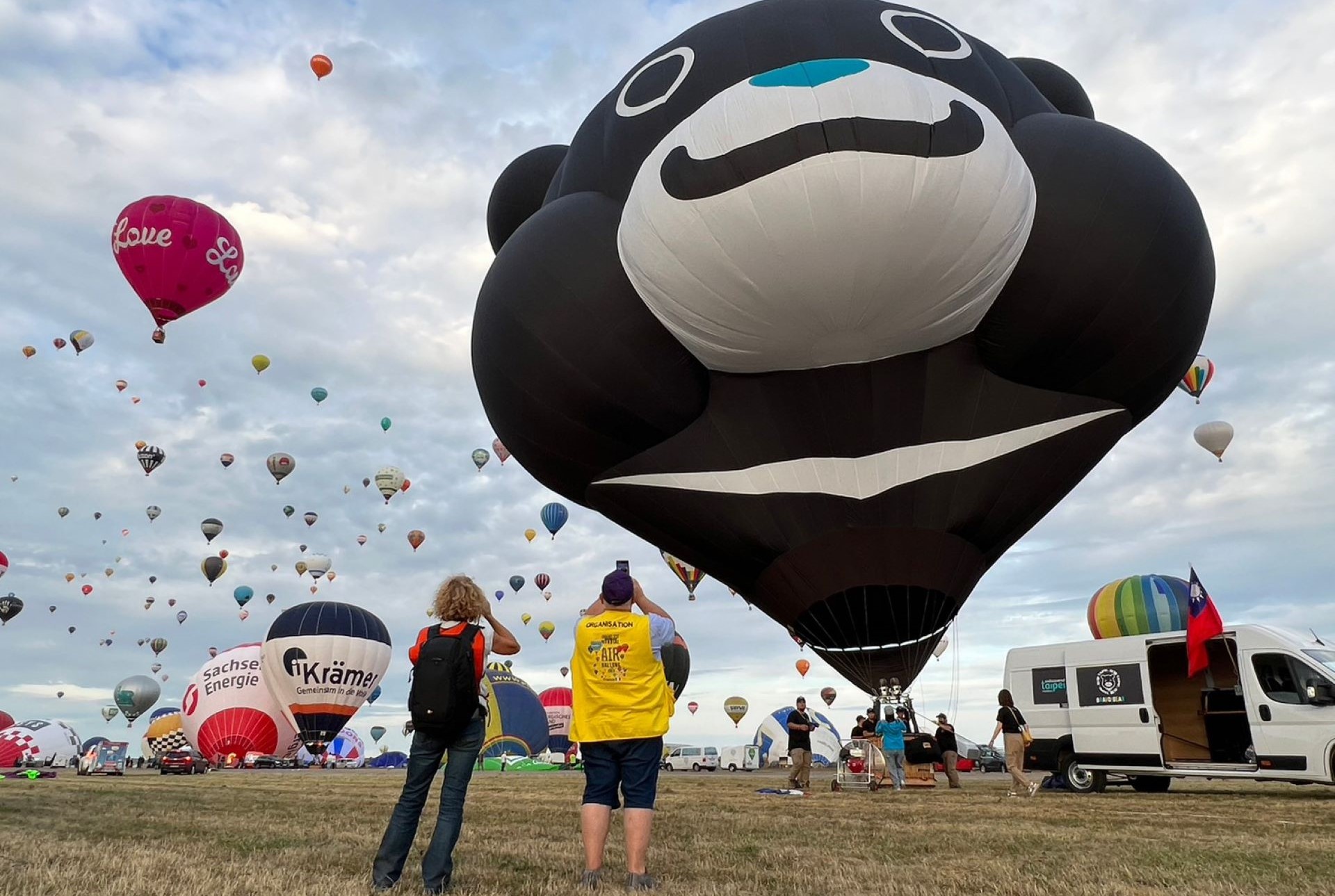圖/熊讚熱氣球首次赴法國參加世界最大熱氣球節