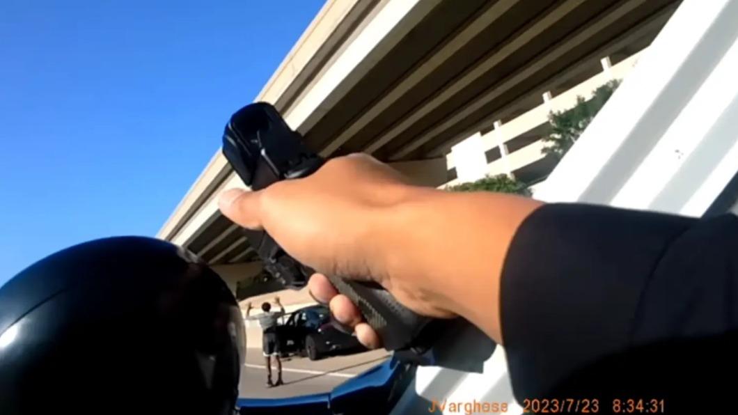 美警拿槍指著一名少年，要求他舉起雙臂、背對員警。（圖／翻攝自Frisco Police Department YouTube）