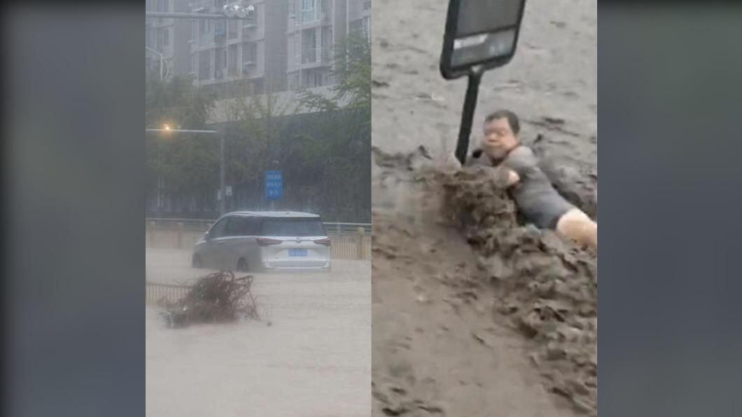 北京降下暴雨，街道淹成小河，居民在湍急泥流中緊抱公車站牌。（圖／翻攝自《澎湃新聞》、推特）