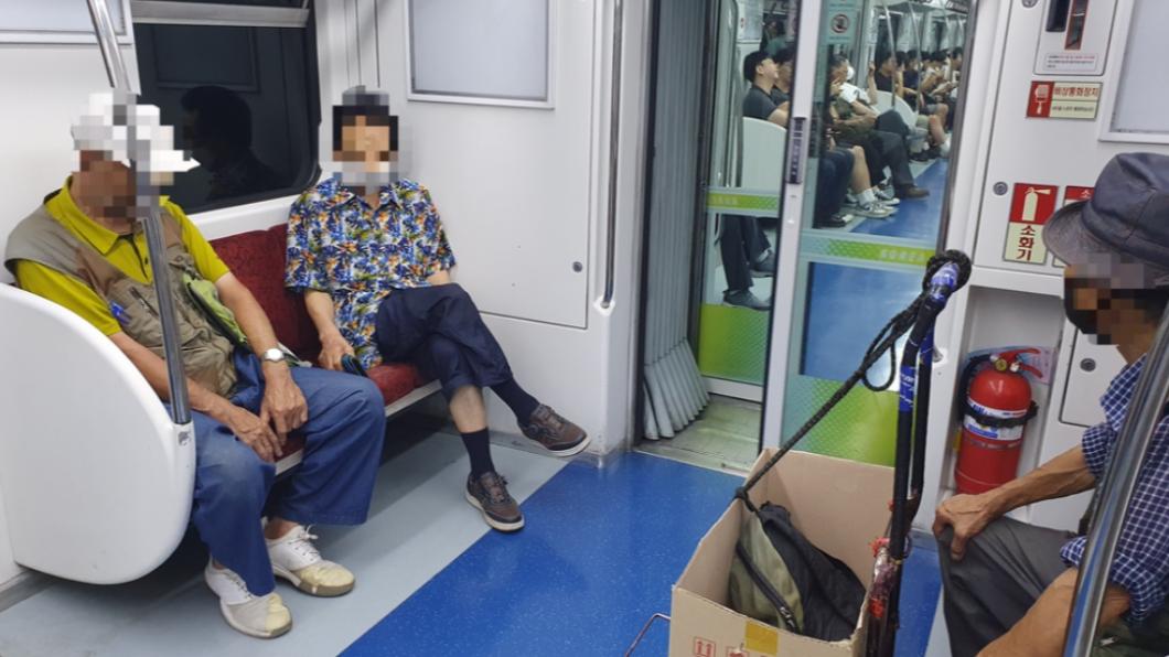 南韓高齡人士躲進地鐵站避暑。（圖／翻攝自韓聯社yna.kr）