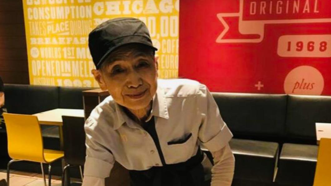 90歲奶奶退休後到麥當勞工作，堅持每週5天班。（圖／翻攝自矢板明夫臉書）