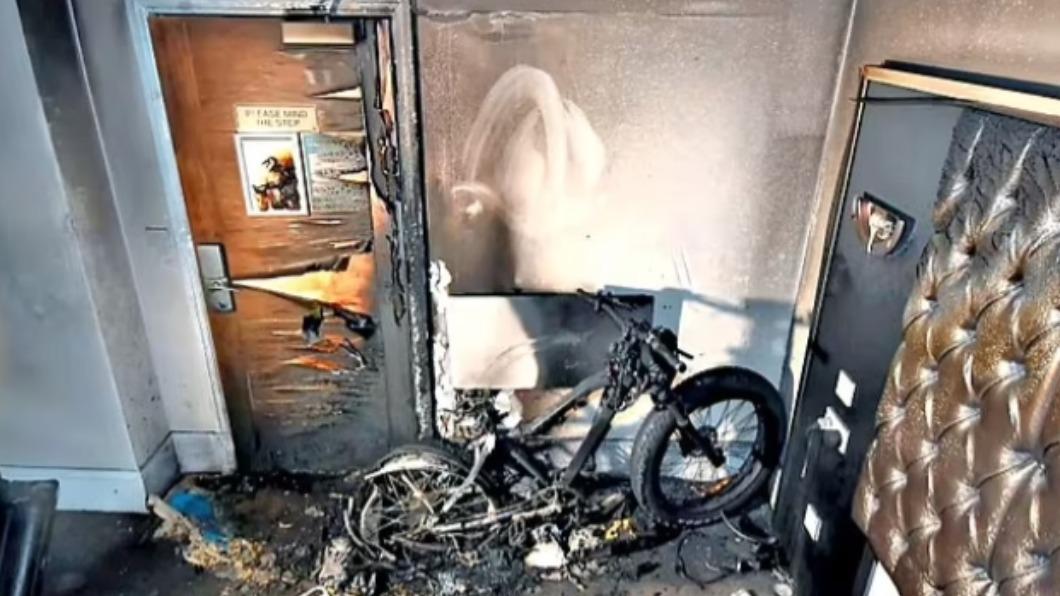 受害者的房間被大火燻黑，腳踏車也被燒毀。（圖／翻攝自《每日郵報》）