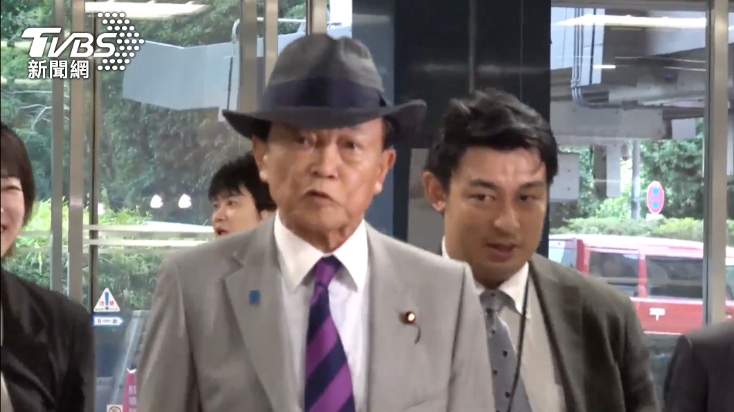 日本前首相麻生太郎走進自民黨總部。（圖／TVBS）