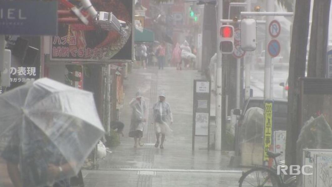 卡努颱風直撲沖繩，電線桿、樹木被暴風吹倒。（圖／翻攝自琉球放送@RBC_NEWS_Link 推特）