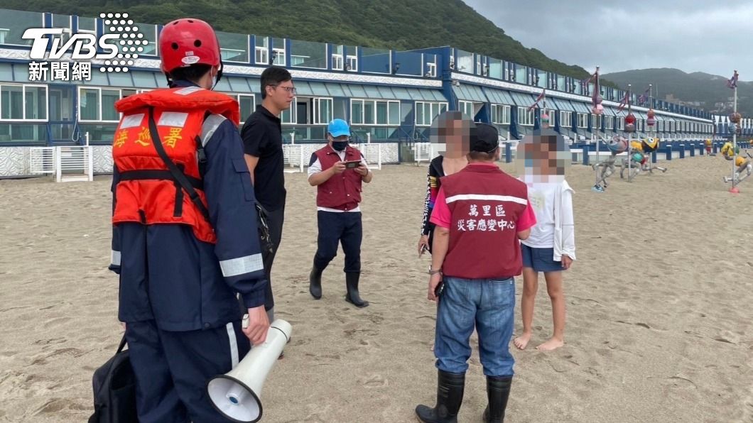 海巡針對公告管制區內逗留民眾及釣客，進行依法勸離。（圖／海巡署北部分署提供）