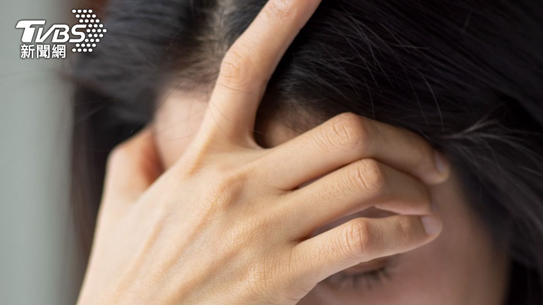 女子頭痛前往就診。（示意圖／Shutterstock達志影像）