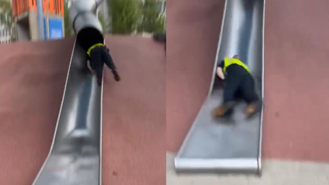 一名警察以背面朝上的姿勢高速滑下溜滑梯。（圖／翻攝自@LiveBoston617推特）