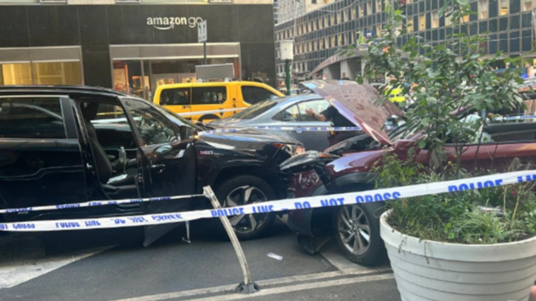 偷車賊為了躲警察，在車流量大的紐約街頭高速行駛，撞向車輛與行人。（圖／翻攝自推特@shaq_omari）