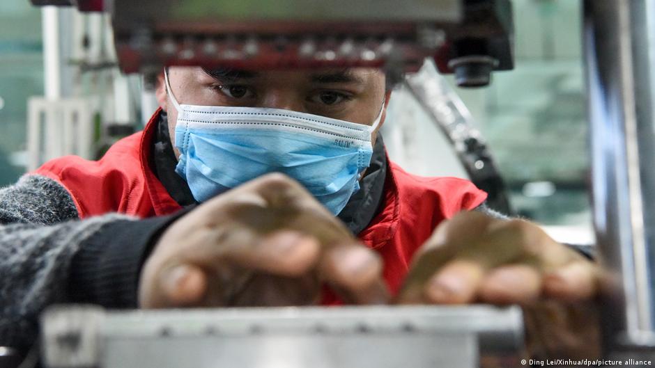 美國宣布再將兩家中國企業列入「維吾爾人強迫勞動預防法」清單，禁止其商品進入美國。（圖／德國之聲）