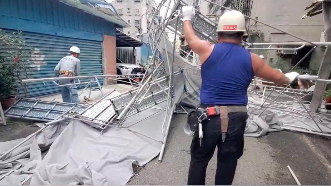 Strong winds cause scaffolding collapse in New Taipei (TVBS News) Strong winds cause scaffolding collapse in New Taipei