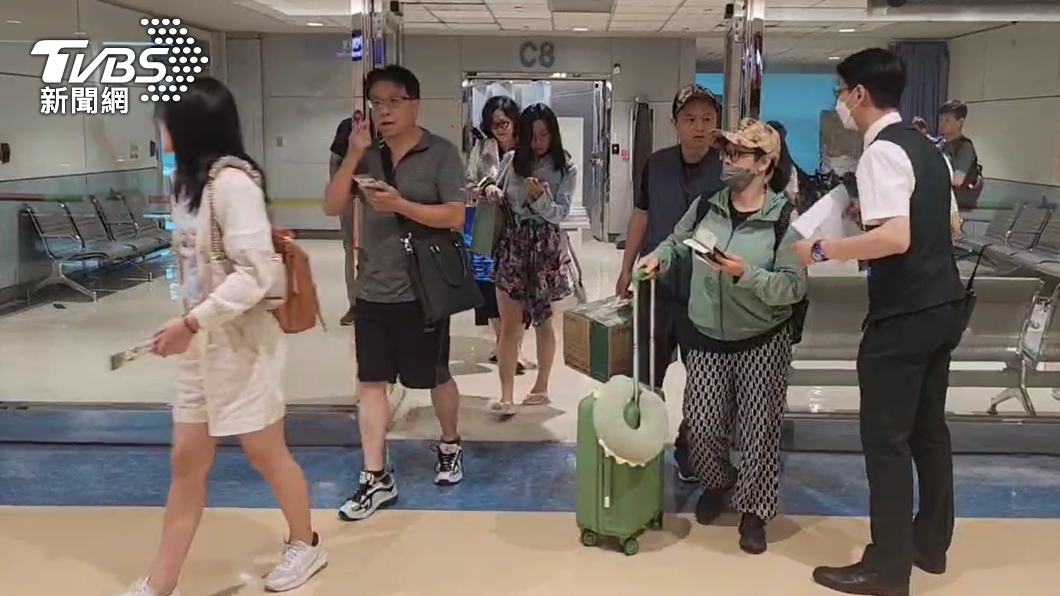 Passengers stranded in Okinawa amid Typhoon Kahnun (TVBS News)  Eva Air flies passengers back from Okinawa with Boeing 777