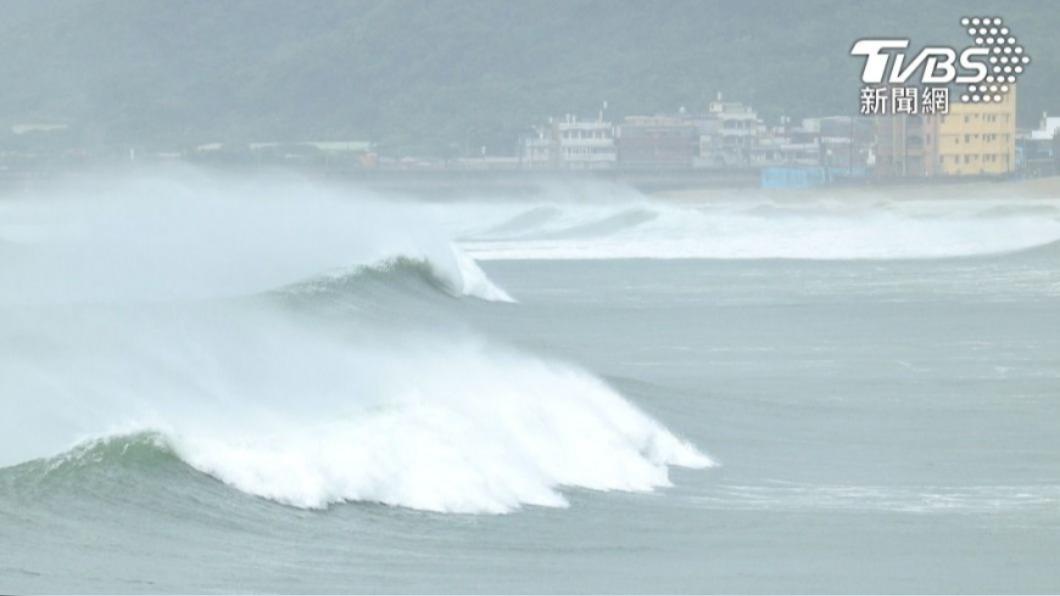 受到卡努颱風影響，龜吼漁港風浪強大。（圖／黃城碩攝）