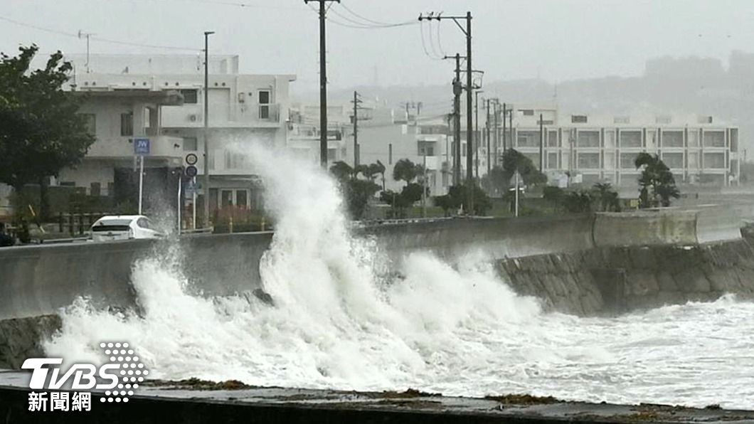 卡努颱風挾帶強風豪雨侵襲沖繩，讓當地出現不少災情。（圖／達志影像美聯社）