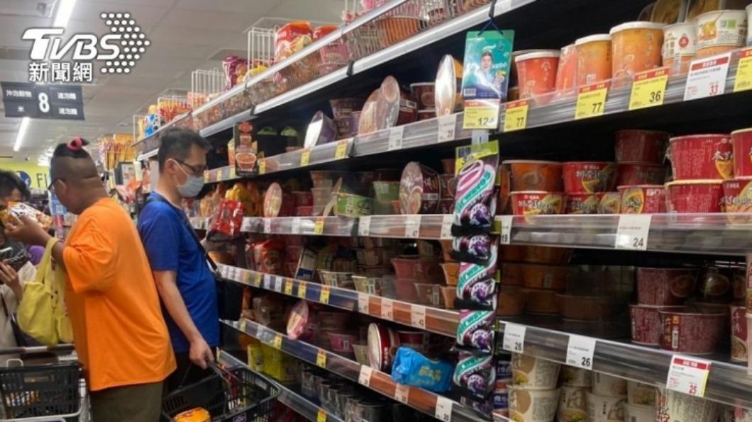 民眾屯購颱風天的糧食時，時常首選泡麵。（圖／TVBS）