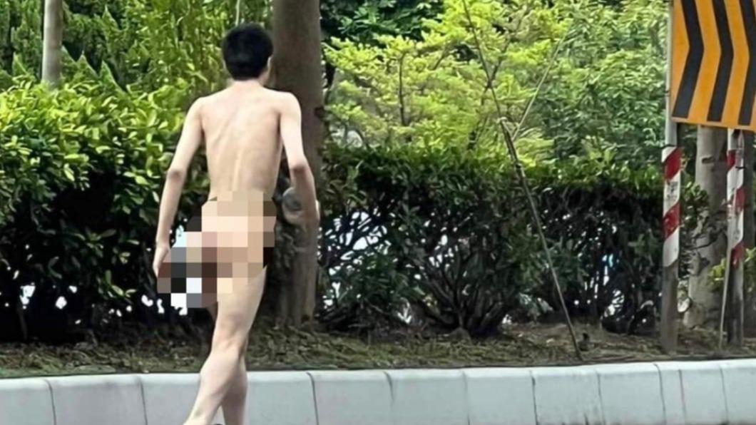 新竹縣一名男子全裸走在街上。（圖／翻攝自Dcard）