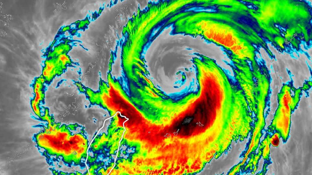 卡努出現超大颱風眼，但氣象粉專卻直言「它快不行了」。（圖／翻攝自「台灣颱風論壇｜天氣特急」臉書）