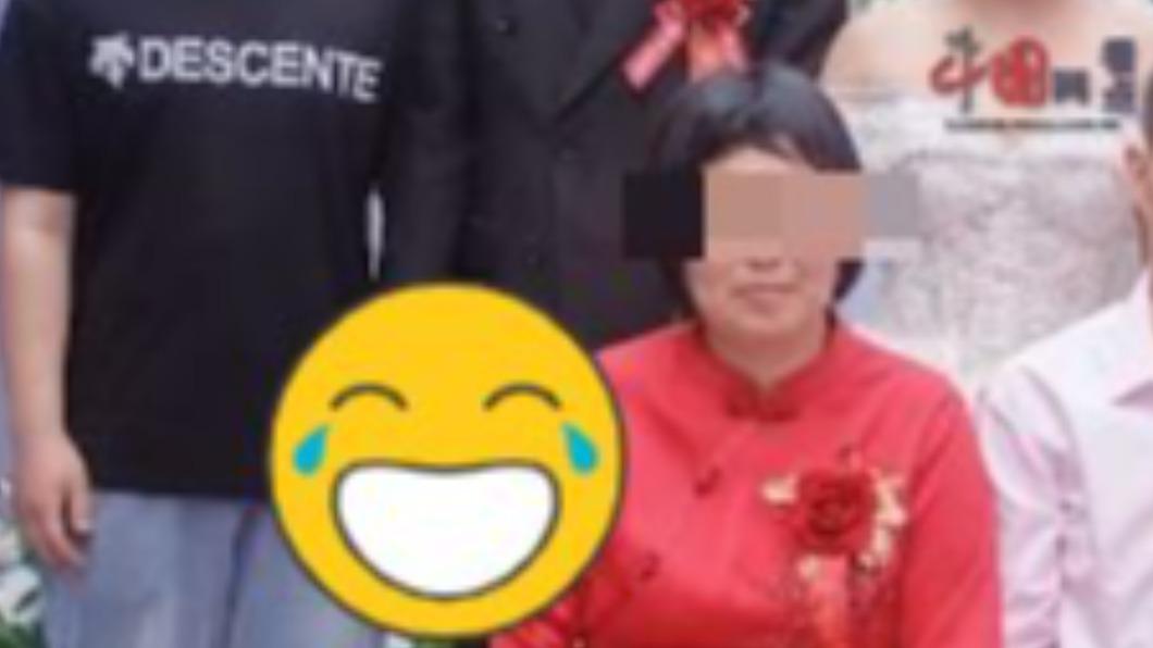 河南一名女子回味婚禮照片時，意外發現老公在鏡頭前「牽小三」。（圖／翻攝自微博）