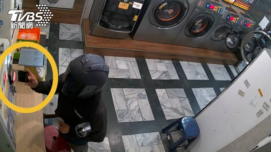 台南出現一名兌幣機狂賊，以「手機型電子干擾器」讓機器快速吐出硬幣得逞。（圖／TVBS）