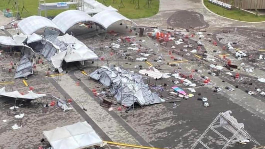 桃園啤酒節舞台遭颱風摧毀。（圖／翻攝自許家睿臉書）