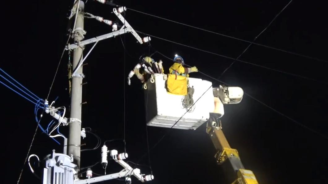 卡努颱風導致沖繩各地停電，沖繩電力公司3日晚間表示，正在緊急搶修。（圖／翻攝自沖縄電力株式会社推特）