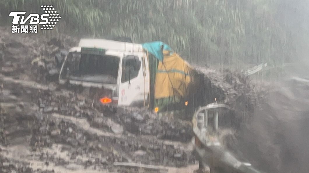 車輛慘卡在泥濘中。（圖／TVBS）
