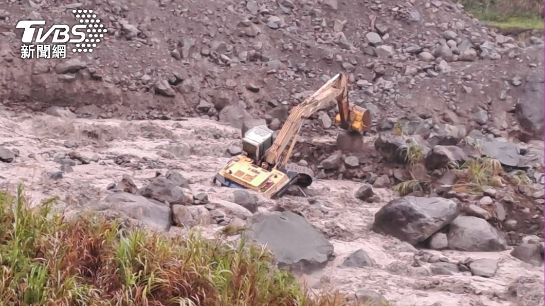 正在進行阿里山溪疏濬工程一輛挖土機，因機械故障卡在溪河道 。（圖／TVBS）
