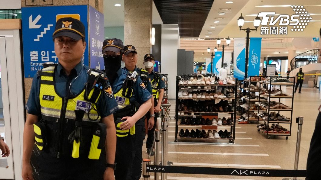 南韓京畿道3日晚間發生百貨公司內的隨機攻擊事件，警察到場封鎖現場。（圖／達志影像美聯社）