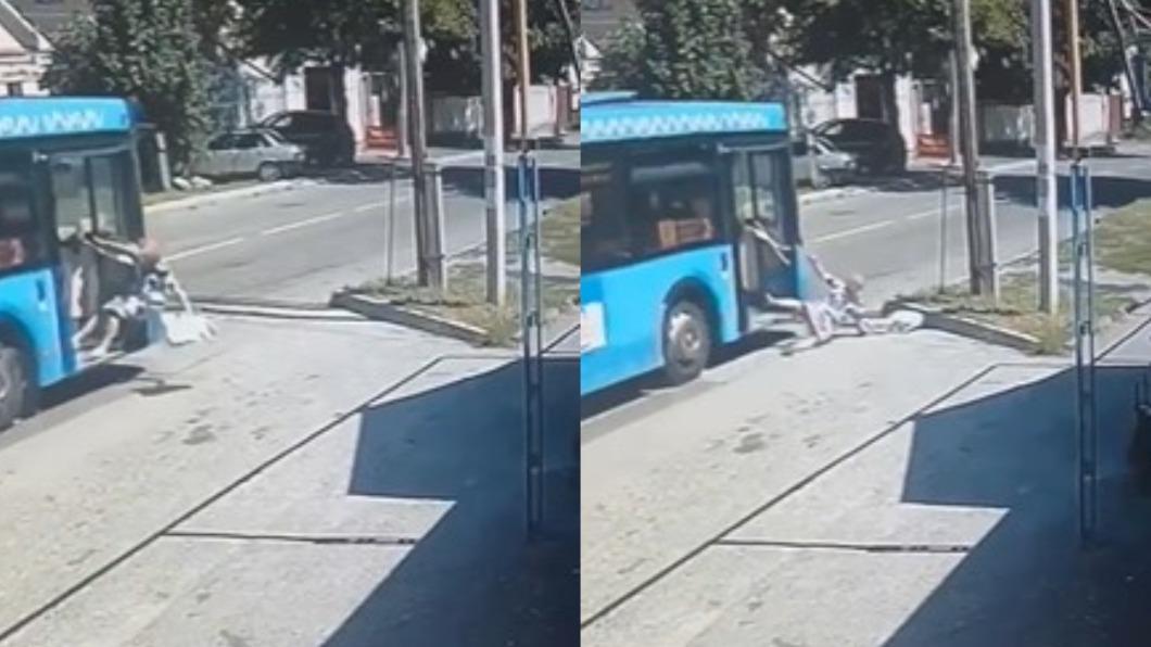 俄羅斯婦人從打開的車門跌出。（圖／翻攝自Kaotic.com）