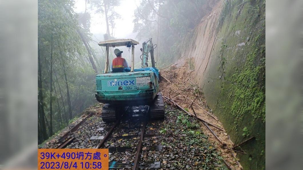 阿里山林鐵邊坡崩坍。（圖／阿里山林業鐵路及文化資產管理處提供）