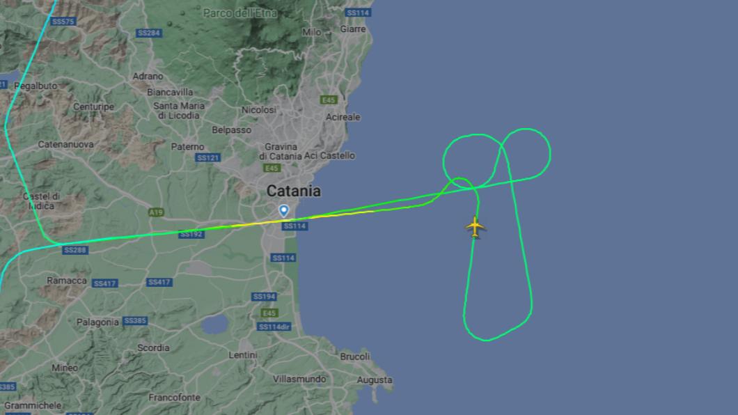 德國漢莎航空的飛行員被發現在空中畫出生殖器。（圖／翻攝自Flightradar24）