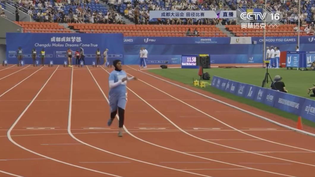 在成都市大運100公尺跑21秒，索馬利亞選手阿布卡一跑「成名」。（圖／翻攝自Larry Madowo粉專）