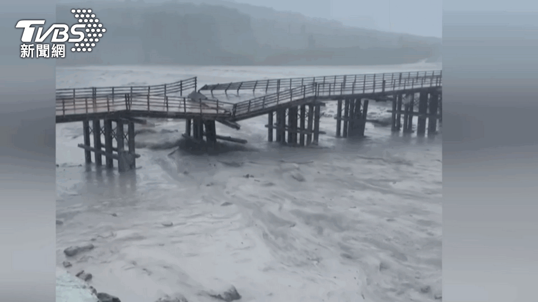 南橫公路明霸克露橋河床便道遭沖毀。（圖／TVBS資料畫面）