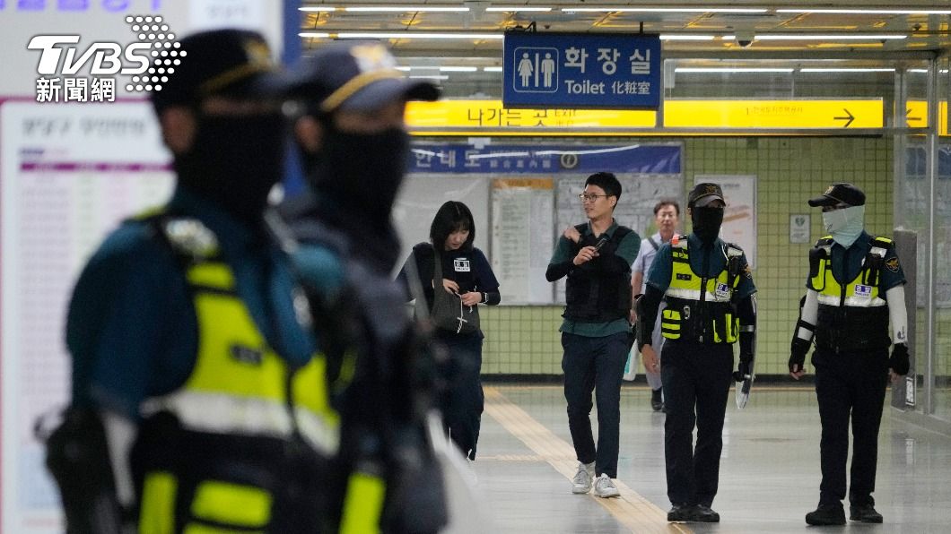 南韓地鐵站加強警力巡邏。（圖／達志影像美聯社）