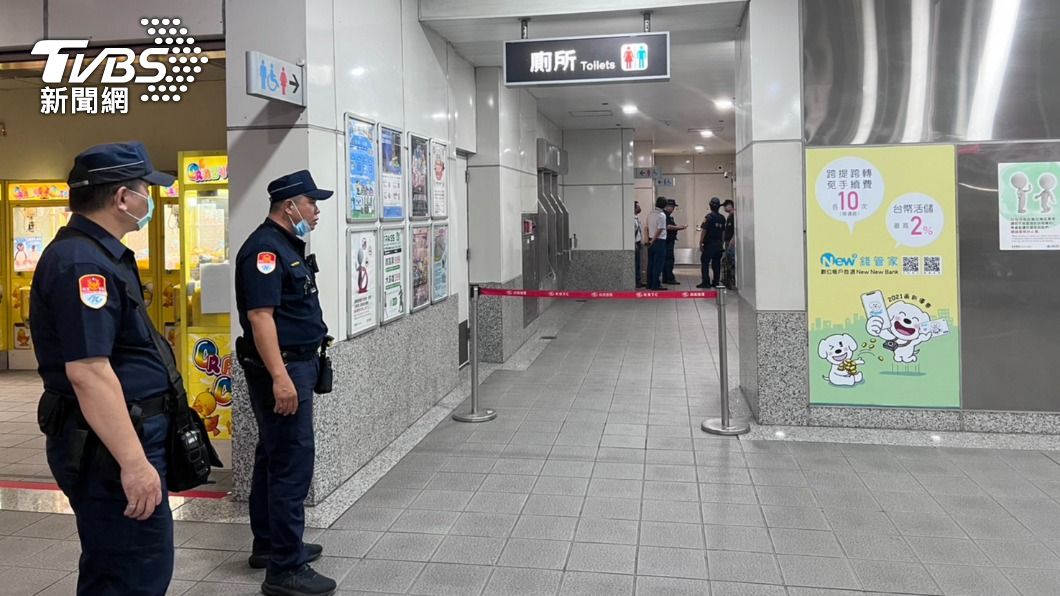 高雄捷運都會公園站（4日）深夜驚傳有男子陳屍在公廁內。（圖／TVBS）