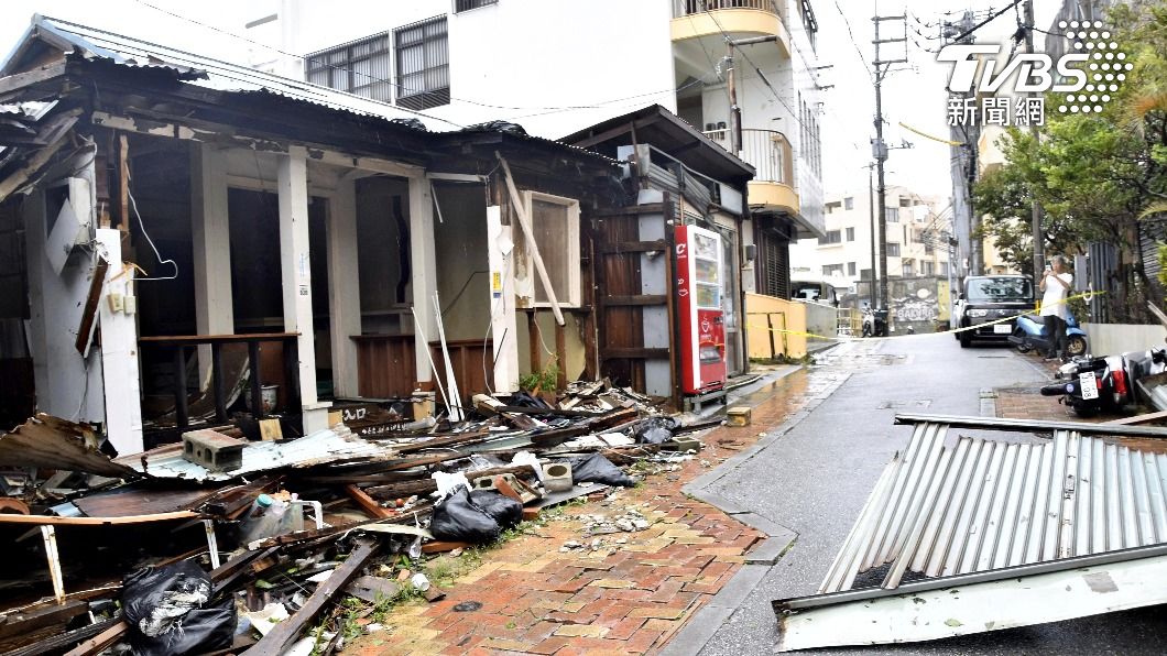 卡努颱風過境後的沖繩街道一片狼藉，如今卡努回馬槍再度折返。 （圖／達志影像美聯社）